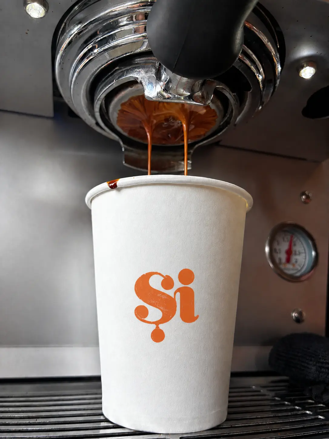 Espresso proaspăt, cu logo-ul Și