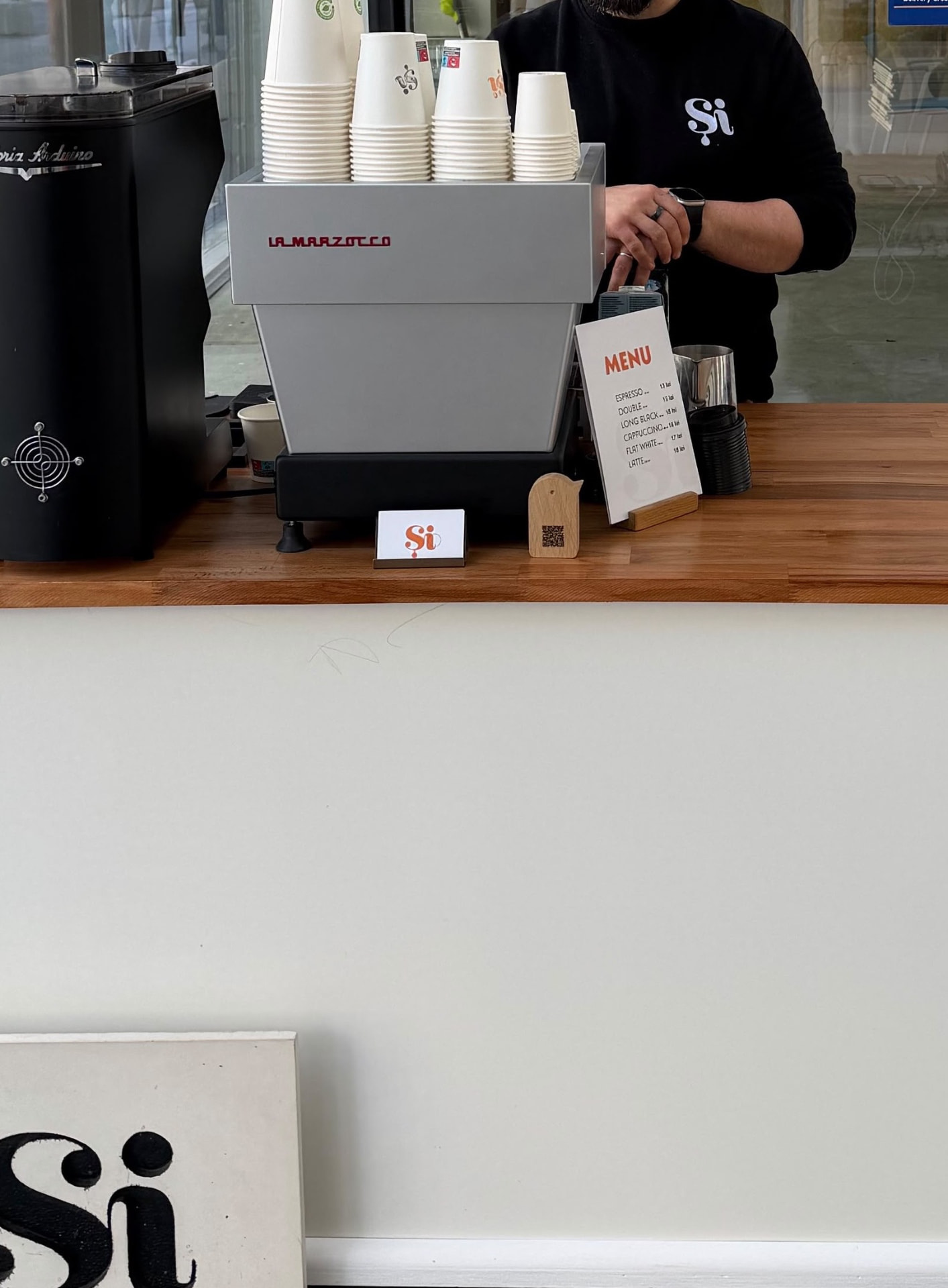Barista la lucru, la bar